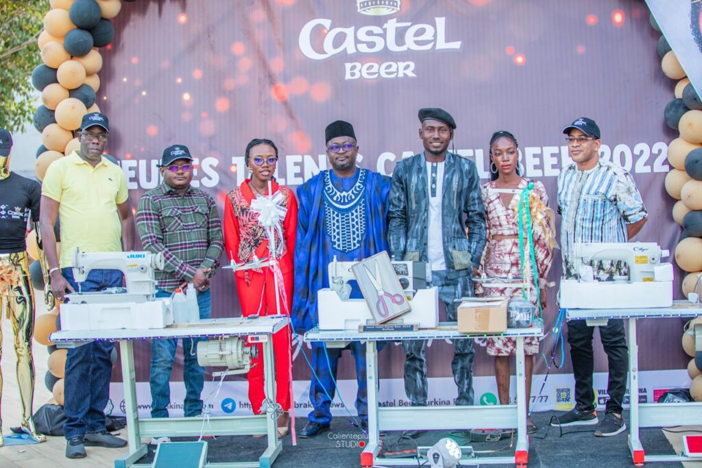 Concours Jeunes Talents Castel Beer 2022, Adama SAWADOGO sacré gagnant. 1 Photo de famille des gagnants du concours Castel Beer Jeune Talent 2022