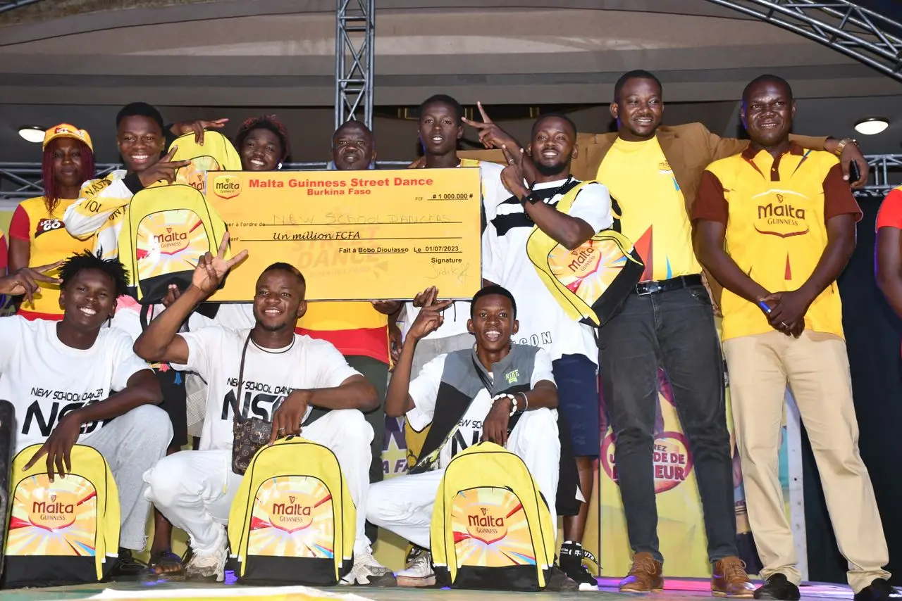 Finale Malta Guinness Street Dance 2023, Photo de famille des gagnants qui tiennent leur chèque avec un représentant de BRAKINA tous habillés en Malta Guinness