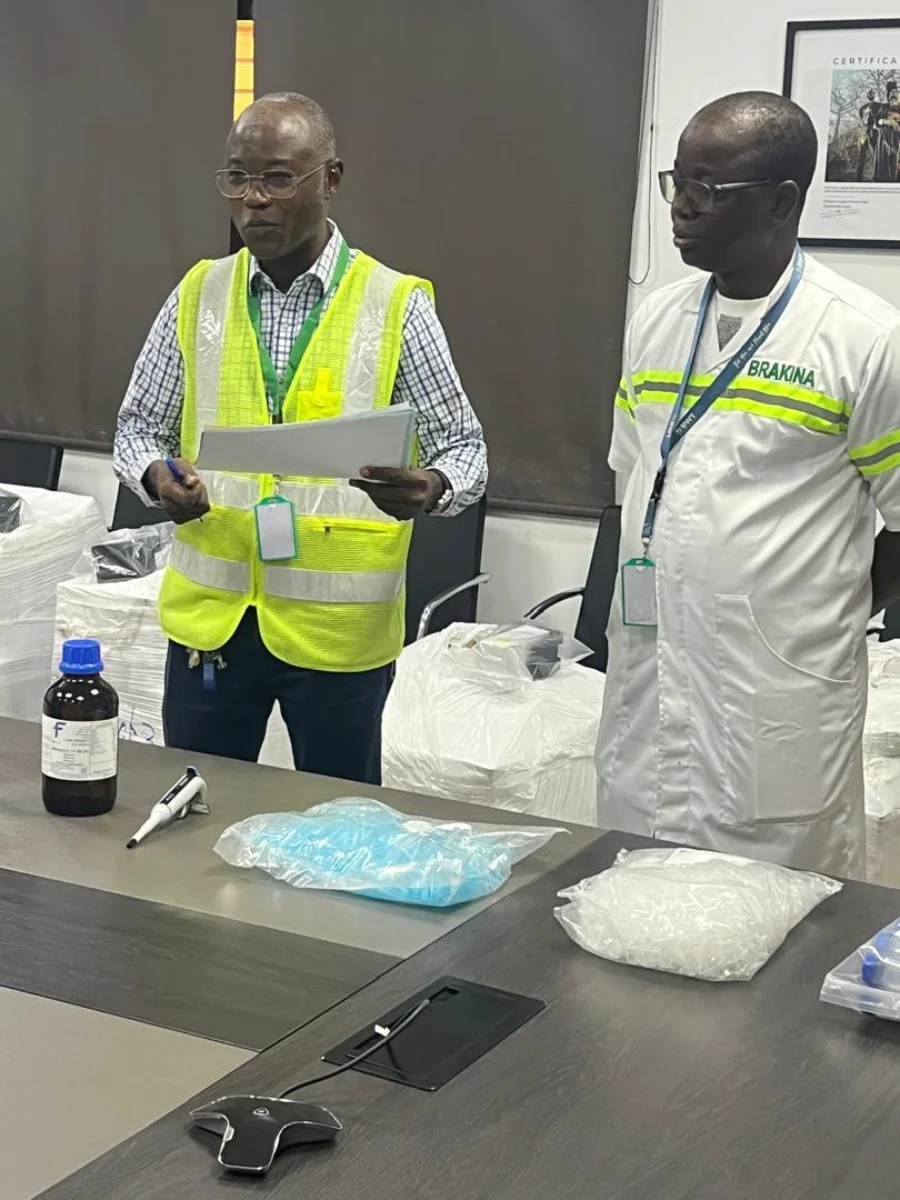 Responsabilité Sociétale des Entreprises 16 Photo remise kit de laboratoire (1)